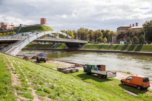 Tęsi pažadus: jau tvarkoma Neries krantinės danga