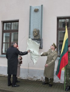 Kėdainių rajono meras S. Grinkevičius atidengė generolo J. Žemaičio – Vytauto atminimo lentą