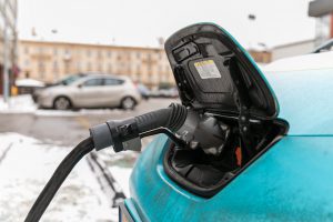 Svarstoma leisti EV raidėmis žymėtus elektromobilius parkuoti nemokamai